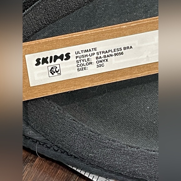 SKIMS Ultimate Push-Up Underwired Strapless 00000000000 - Picture 4 of 4